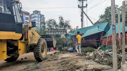 ভালুকায় মহাসড়কের দুই পাশে অবৈধ স্থাপনা উচ্ছেদ অভিযান