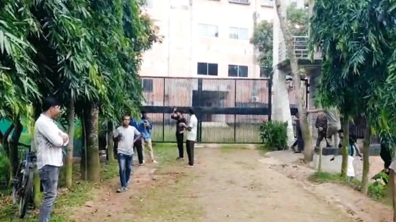 ভালুকায় রোর ফ্যাশন বন্ধ ঘোষণা, দেড় মাসের বেতন বকেয়া