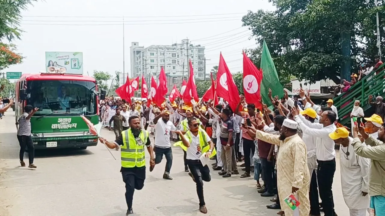 ত্রিশাল যাওয়ার পথে ভালুকায় নেতা-কর্মীদের সাথে প্রধানমন্ত্রীর শুভেচ্ছা বিনিময়
