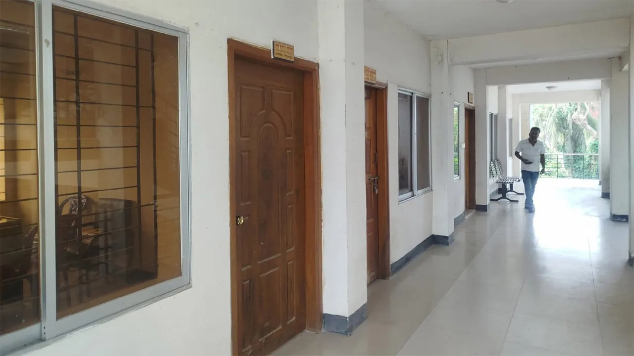 ভান্ডারিয়ায় ২৭ দিন ধরে তালাবদ্ধ মহিলা বিষয়ক দফতর