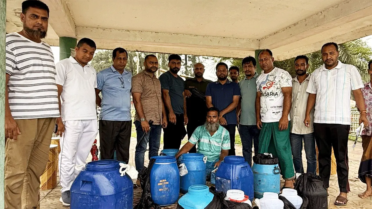 ভাণ্ডারিয়ায় ১ লাখ ৩০ হাজার চিংড়ির রেণু পোনা জব্দ