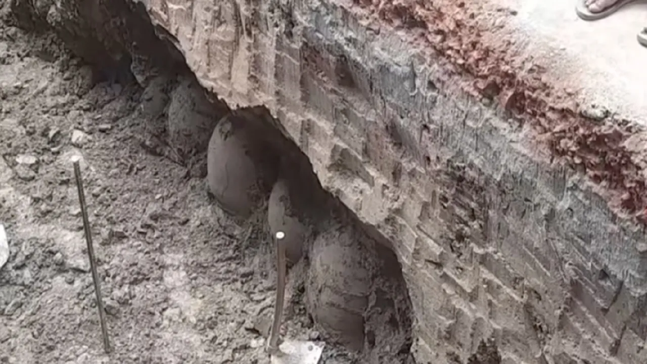 ভাঙ্গায় ১৫টি কলসি পাওয়া নিয়ে তুলকালাম, গুপ্তধনের গুঞ্জনে মানুষের ভিড়