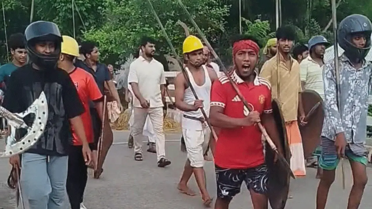 ভাঙ্গায় ২ দল গ্রামবাসীর মধ্যে রক্তক্ষয়ী সংঘর্ষ, পুলিশসহ আহত ২০