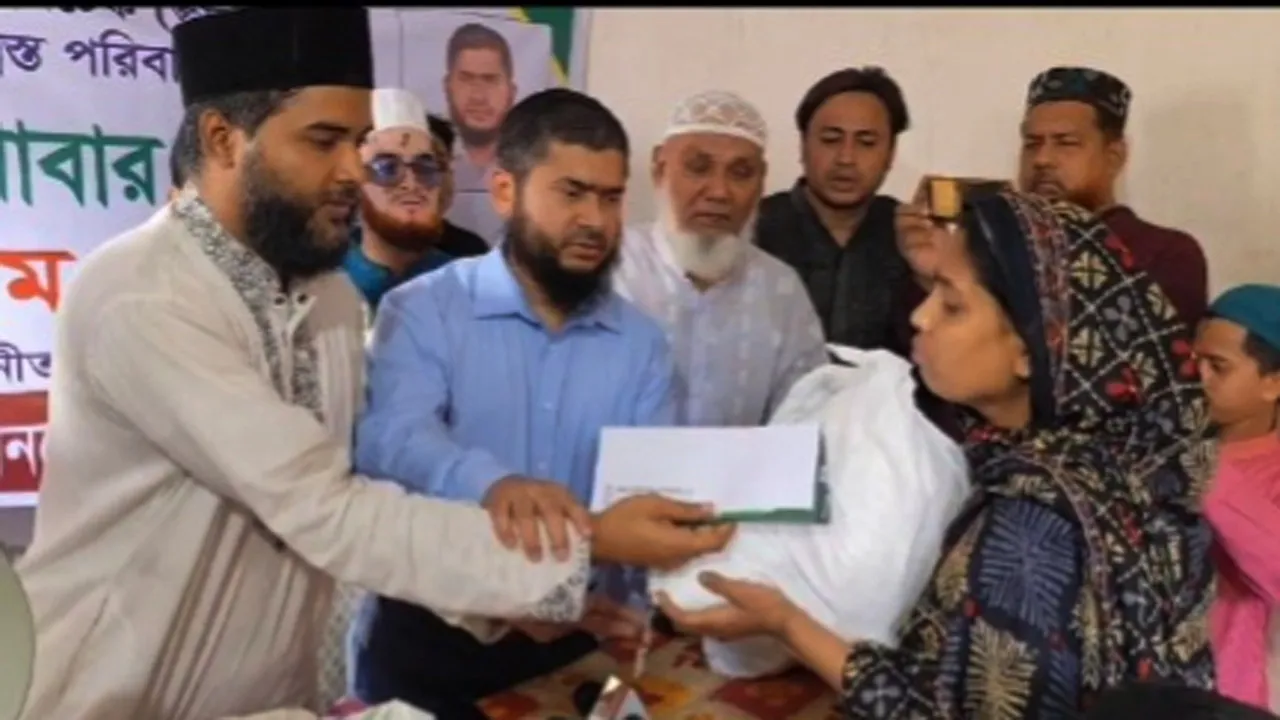 রাজধানীর শ্যামলপল্লী বস্তিতে আগুনে ক্ষতিগ্রস্তদের মাঝে জামায়াতের অর্থ বিতরণ
