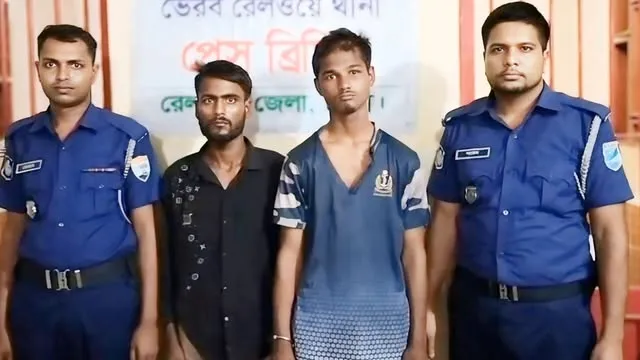 ভৈরবে ট্রেনের ছাঁদ থেকে ২ ছিনতাইকারী আটক
