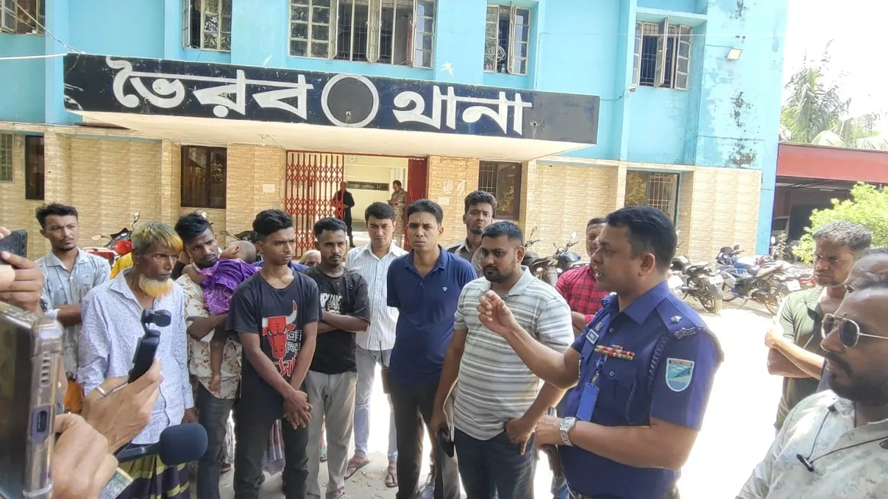 ভৈরবে পুলিশের সাঁড়াশি অভিযানে আটক ৫১