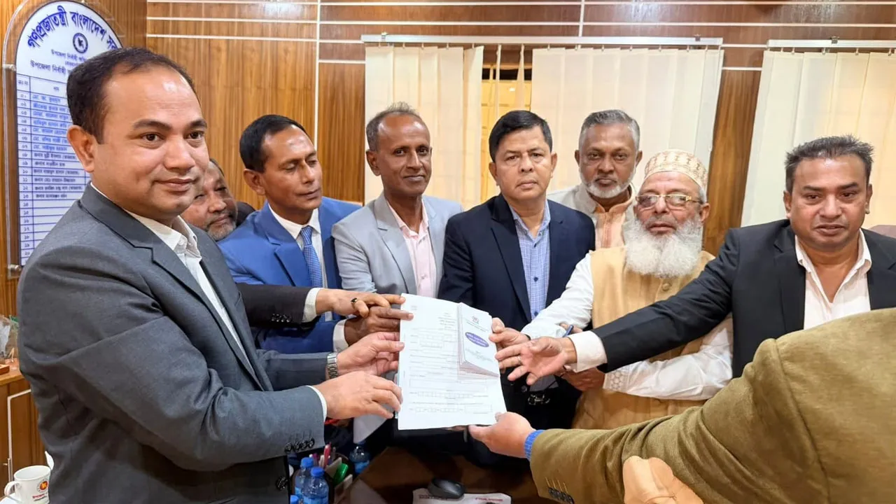 ভোলা-২ আসনে বিএনপি মনোনীত প্রার্থী হাফিজ ইব্রাহিমের পক্ষে মনোনয়নপত্র সংগ্রহ