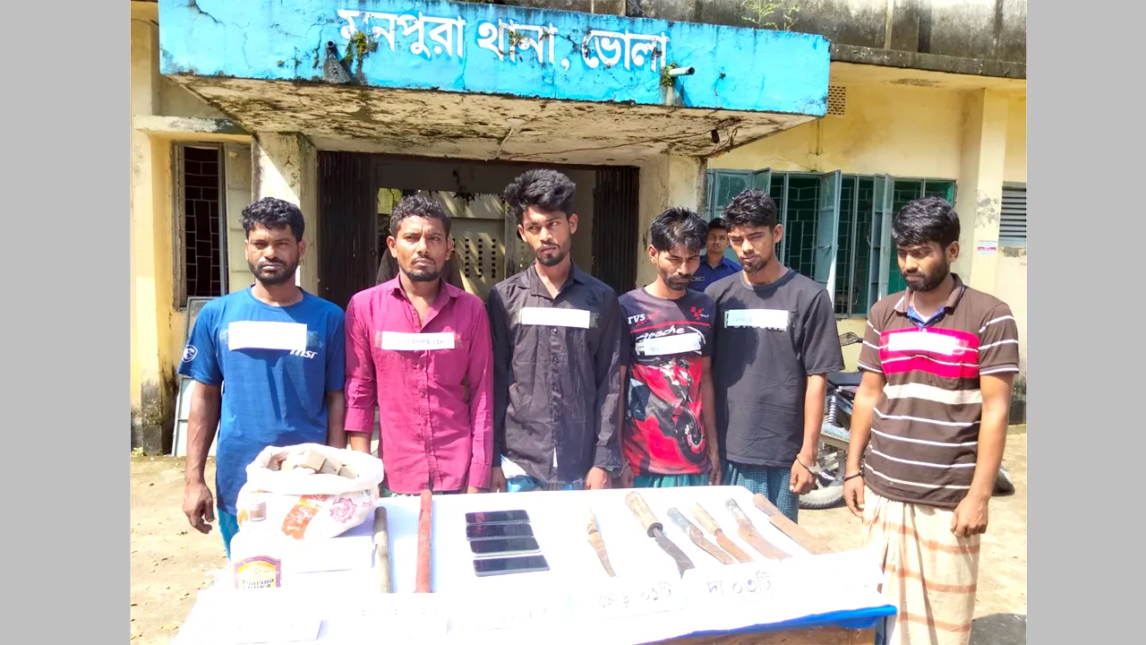 মনপুরায় মেঘনা নদীতে ডাকাতির সময় দেশীয় অস্ত্রসহ ৬ জলদস্যু আটক