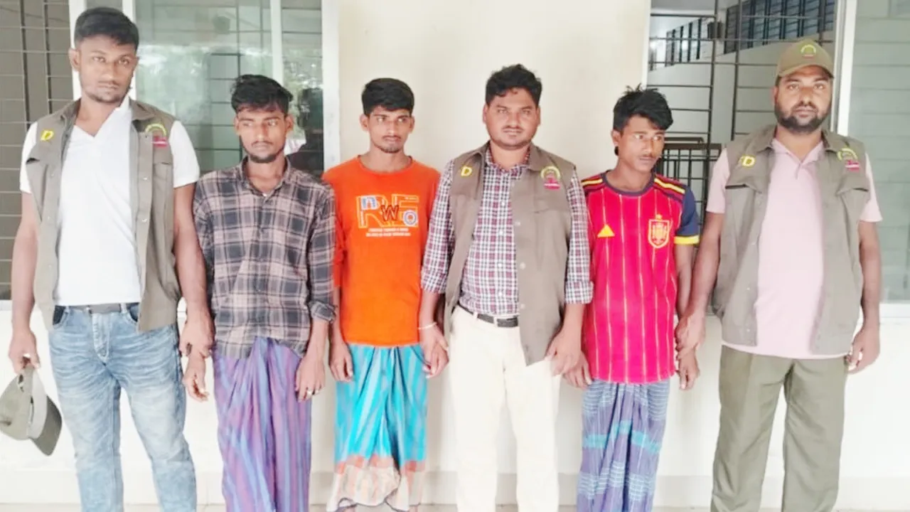 মনপুরায় সংরক্ষিত বনাঞ্চলের খালে বিষ দিয়ে মাছ শিকার, আটক ৩