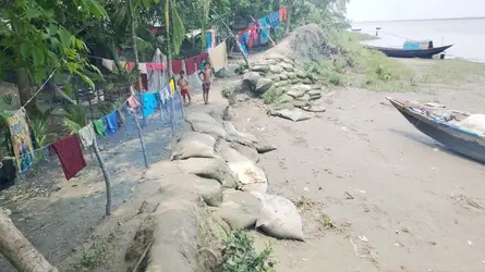 লালমোহনে তেঁতুলিয়া নদীর বেড়িবাঁধে ভাঙন, ১৪০ পরিবারের মাঝে আতঙ্ক