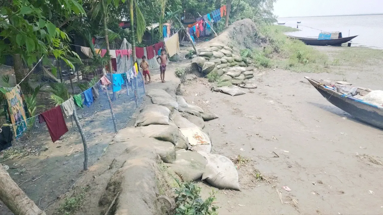লালমোহনে তেঁতুলিয়া নদীর বেড়িবাঁধে ভাঙন, ১৪০ পরিবারের মাঝে আতঙ্ক