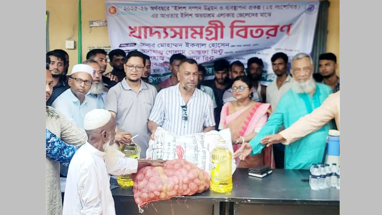 তজুমদ্দিনে ইলিশ অভয়াশ্রম এলাকার জেলেদের মাঝে খাদ্য সহায়তা বিতরণ