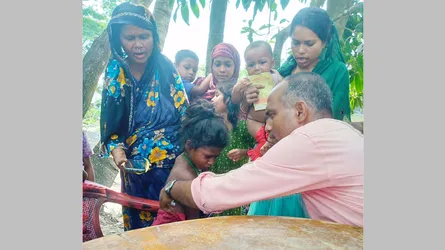 লালমোহনের বিচ্ছিন্ন চর কচুয়াখালীতে ৪১০ শিশু পেল হামের টিকা