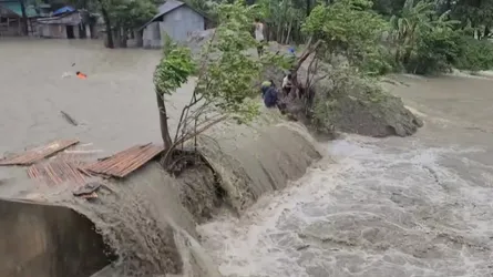 ভোলায় পানিতে তলিয়ে গেছে গ্রামের পর গ্রাম, উৎকণ্ঠায় উপকূলবাসী