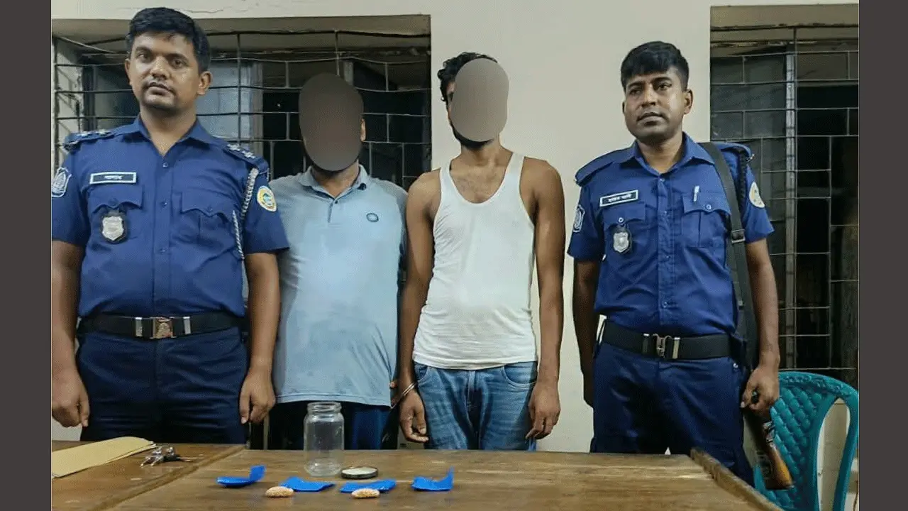 চরফ্যাশন পুলিশের অভিযানে ৫০০ পিস ইয়াবাসহ আটক ২