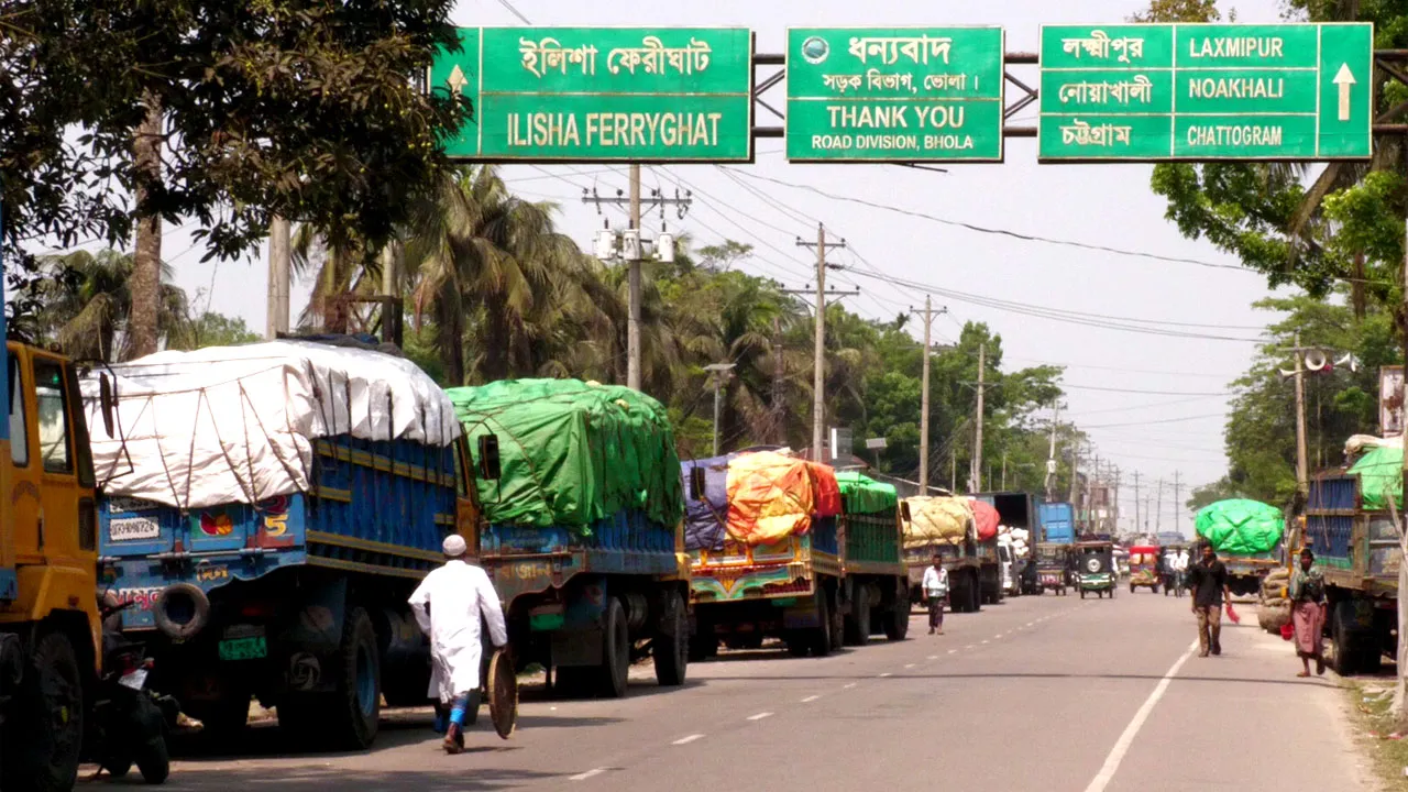 ভোলার ইলিশা ঘাটে ফেরি সঙ্কটে সড়কেই নষ্ট হচ্ছে তরমুজ