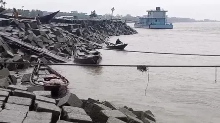 বৈরী আবহাওয়ায় ভোলার ১০ নৌ-রুটে লঞ্চ ও সি-ট্রাক চলাচল বন্ধ