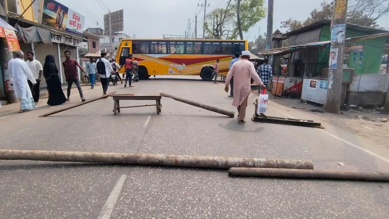 ভোলায় অনির্দিষ্টকালের জন্য বাস শ্রমিকদের ধর্মঘট