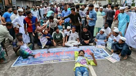 ভোলায় নদী ভাঙন রোধে বাঁধ নির্মাণের দাবিতে পাউবো ঘেরাও