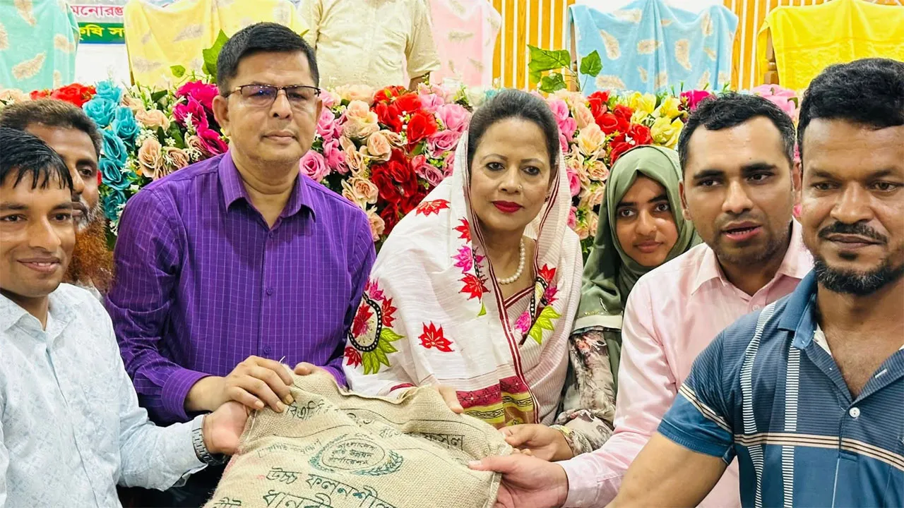 বোরহানউদ্দিনে ৭ হাজার কৃষকের মাঝে বীজ-সার বিতরণ উদ্বোধন