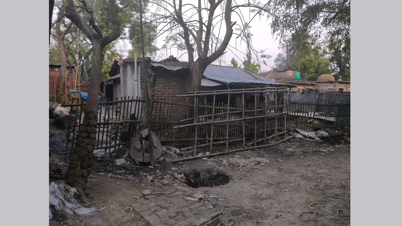 ভোলাহাটে বন্দি থাকা পরিবারকে উন্মুক্ত করেছে উপজেলা প্রশাসন