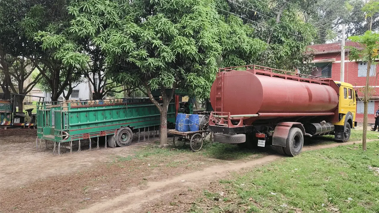 ভোলাহাটে পাচারের সময় তেলবাহী গাড়ি জব্দ