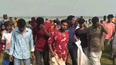 ভূঞাপুরে দেশীয় অস্ত্রসহ ৫ ডাকাতকে পুলিশে দিলো এলাকাবাসী