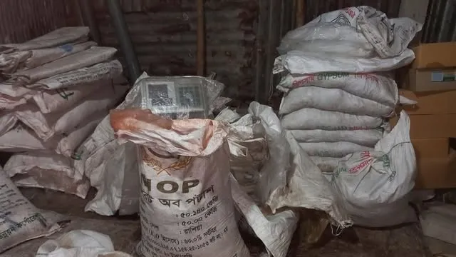 ভূরুঙ্গামারীতে অবৈধ সার মজুদের দায়ে চার লাখ টাকা জরিমানা
