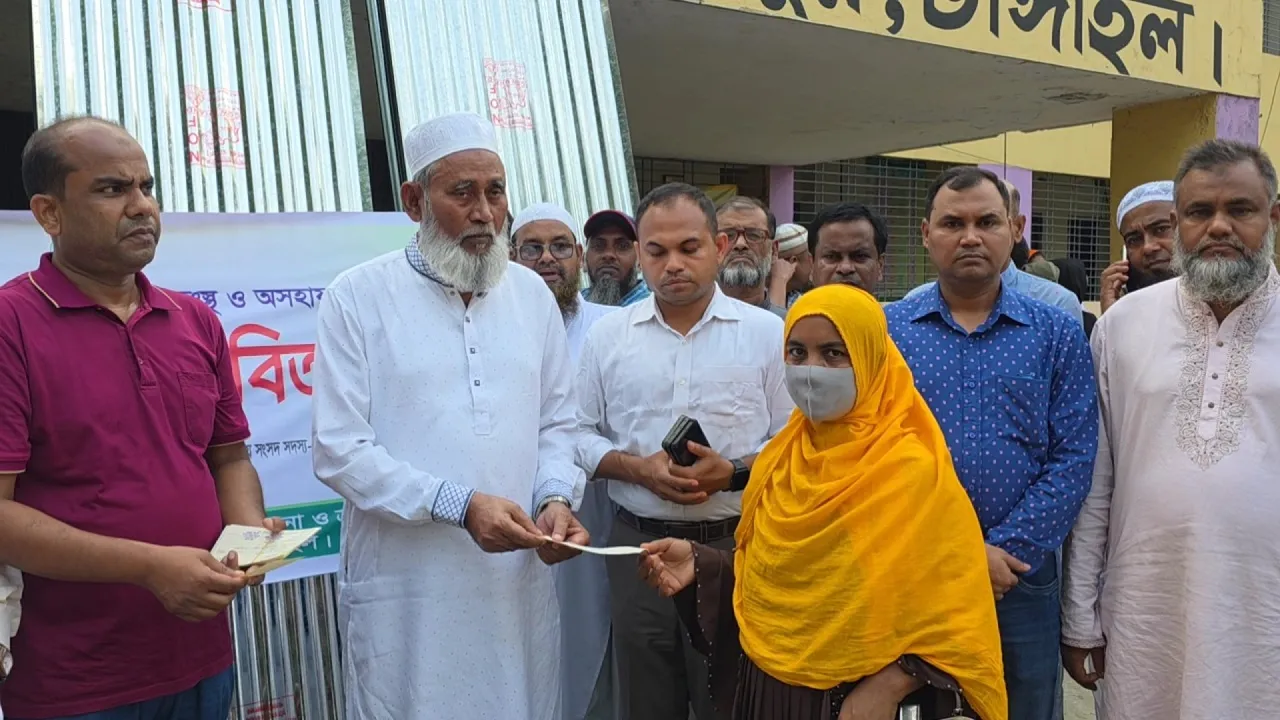 ভূঞাপুরে হামলায় ক্ষতিগ্রস্তদের মাঝে চেক ও ঢেউটিন বিতরণ