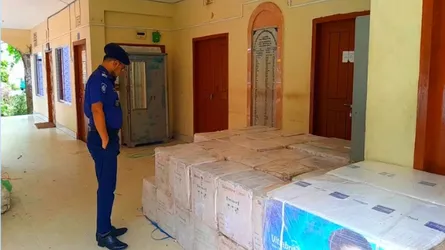 পাথরবোঝাই ট্রাক থেকে ভারতীয় চোরাই পণ্য আটক