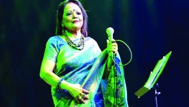 টরেন্টো মাতিয়ে দেশে এসেও ব্যস্ত সাবিনা ইয়াসমিন