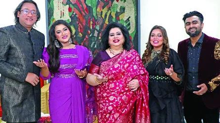 দর্শক উপভোগ করছেন রুনা লায়লার সাথে তাদের গান