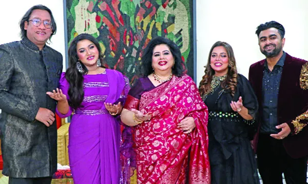 দর্শক উপভোগ করছেন রুনা লায়লার সাথে তাদের গান
