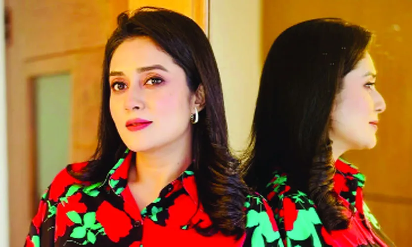 উপস্থাপনা ও মডেলিংয়ে আলোকিত অর্চি