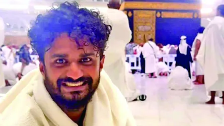 ওমরাহ পালনে মক্কায় অভিনেতা ফারহান