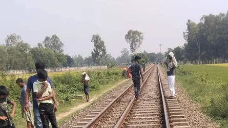 ট্রেনের ধাক্কায় বাবার মৃত্যু, হাসপাতালে ছেলে