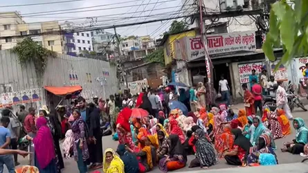 তেজগাঁওয়ে নাসা গ্রুপের শ্রমিকদের বিক্ষোভ, যানজট