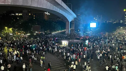 মোবাইল ফোন ব্যবসায়ীদের কারওয়ান বাজার মোড় অবরোধ