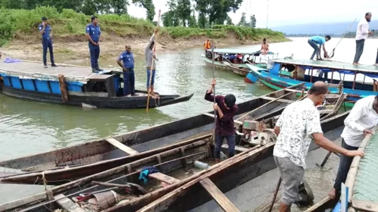 অবৈধভাবে বালু ও পাথর উত্তোলনের ২০ নৌকা নদীতে ডুবিয়ে দিলো টাস্কফোর্স