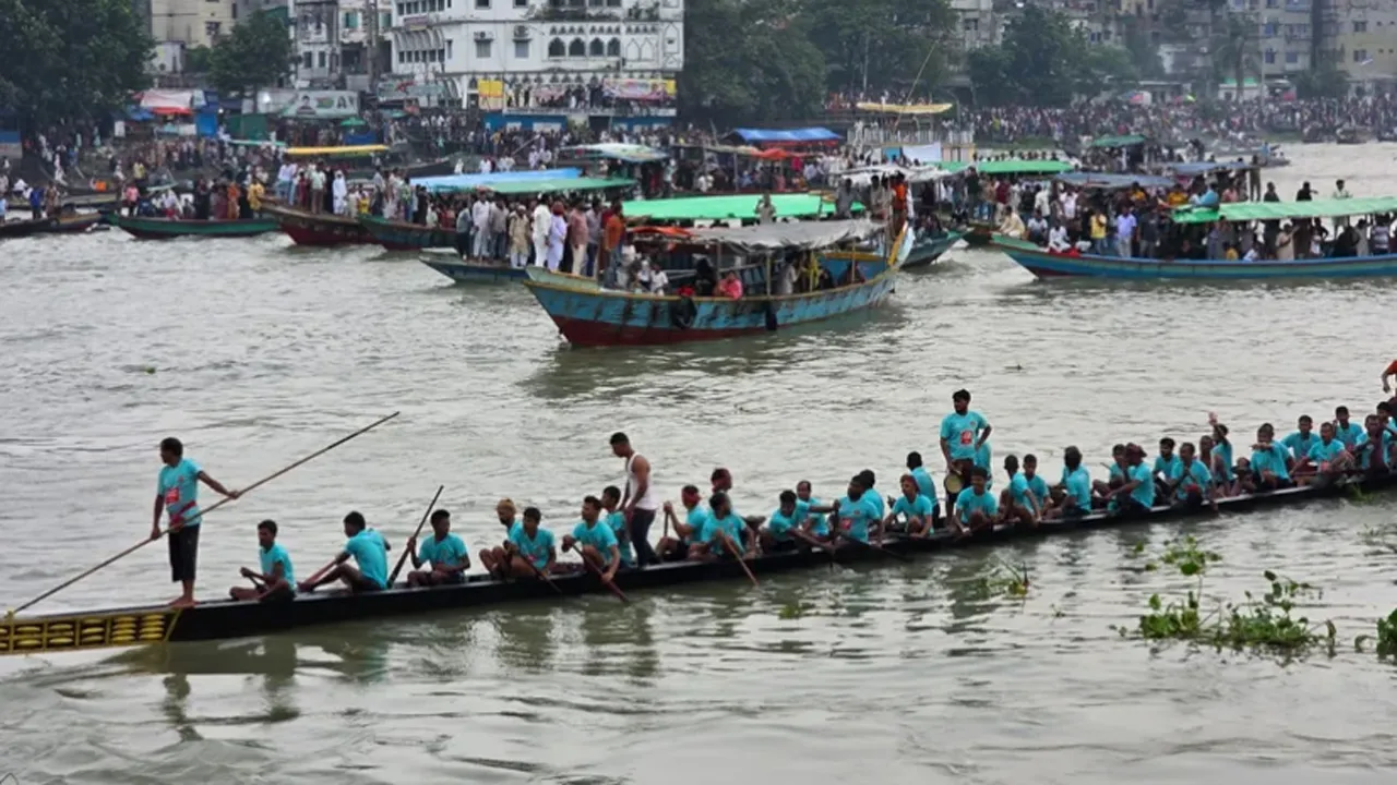 বুড়িগঙ্গায় নৌকা বাইচ অনুষ্ঠিত