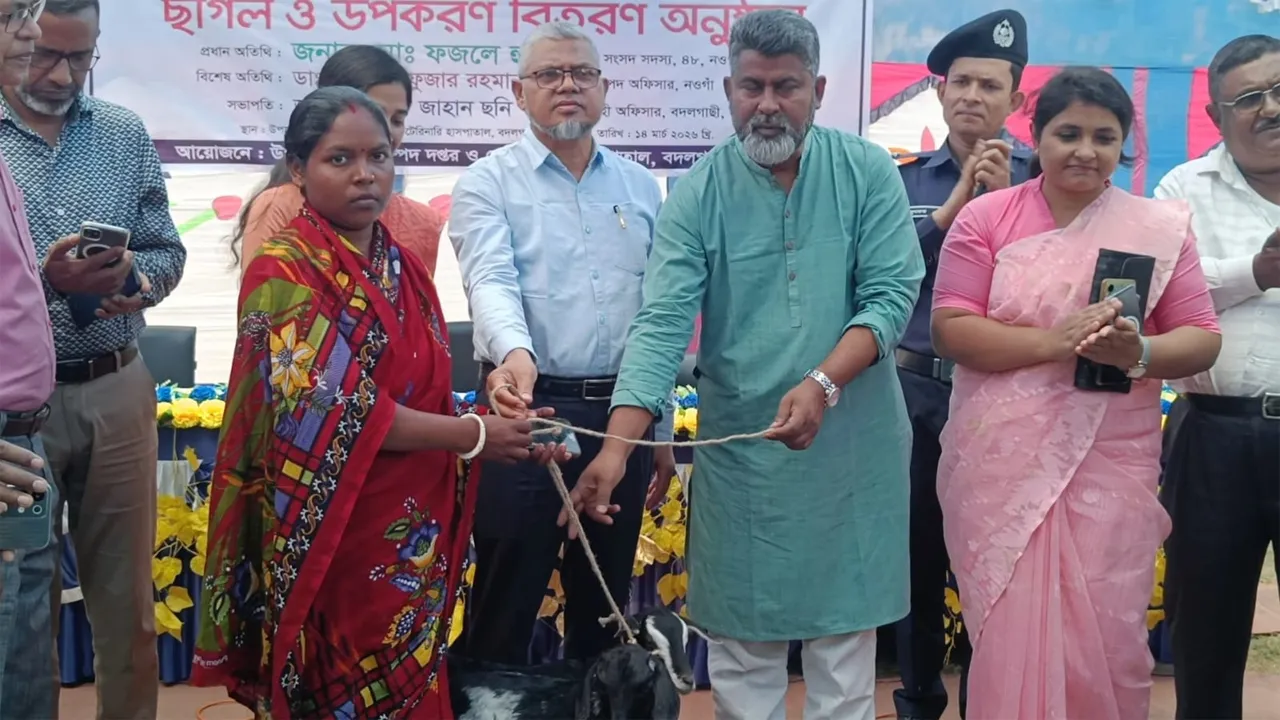 বদলগাছীতে ক্ষুদ্র নৃগোষ্ঠীর ১০০ পরিবারকে ছাগল ও ফ্লোর ম্যাট বিতরণ