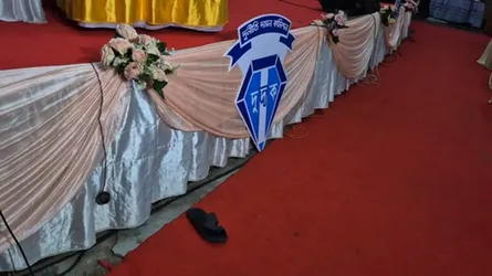 বগুড়ায় আওয়ামী লীগ নেতার বিচার না পেয়ে দুদকের গণশুনানি মঞ্চে স্যান্ডেল নিক্ষেপ