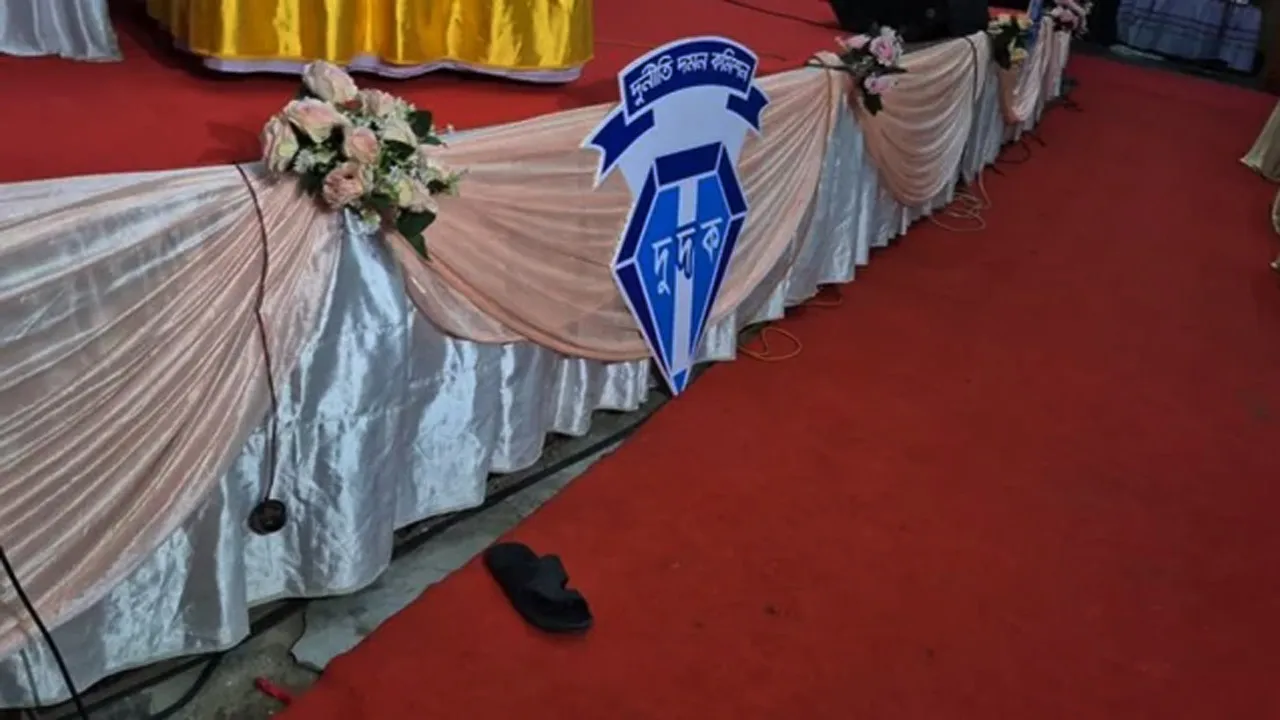 বগুড়ায় আওয়ামী লীগ নেতার বিচার না পেয়ে দুদকের গণশুনানি মঞ্চে স্যান্ডেল নিক্ষেপ