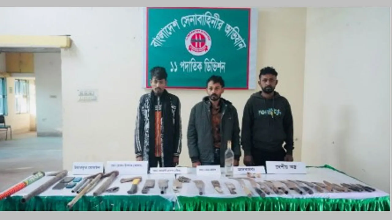 বগুড়ায় সেনা অভিযানে অস্ত্র উদ্ধার, আটক ৩