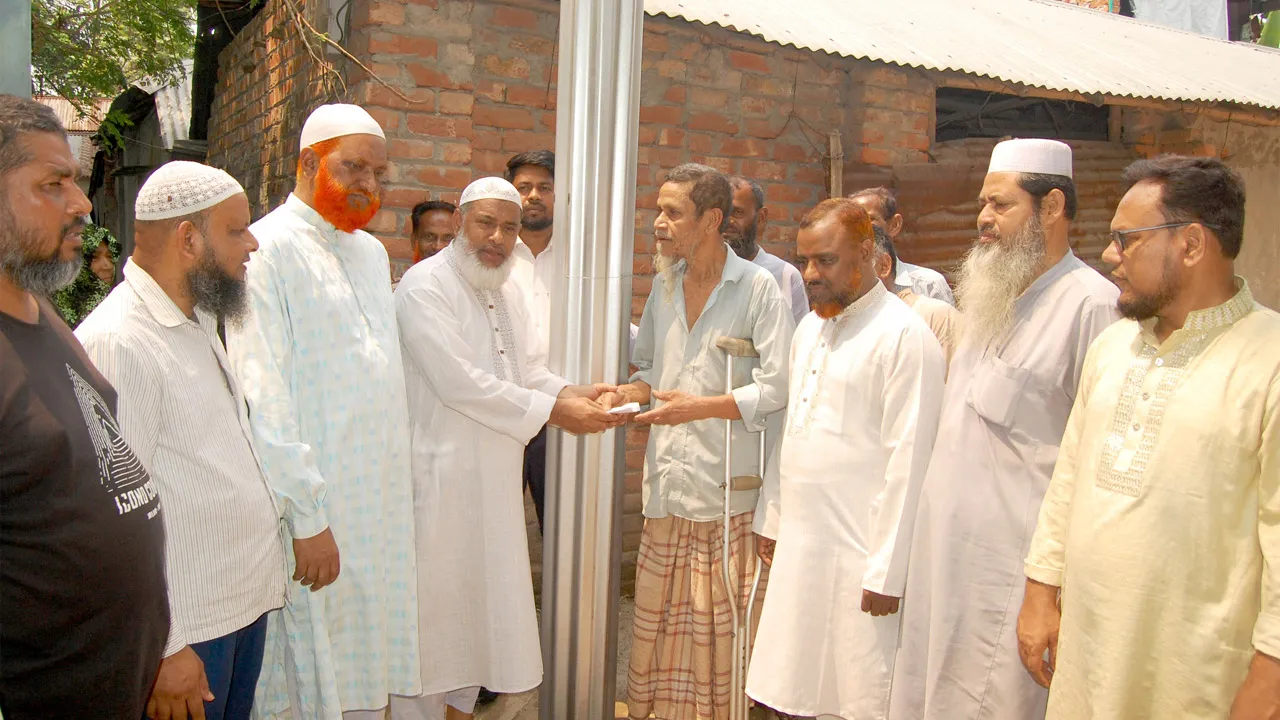 বগুড়ায় চিকিৎসা সহায়তা ও বাড়ি নির্মাণে অনুদান দিলো জামায়াত