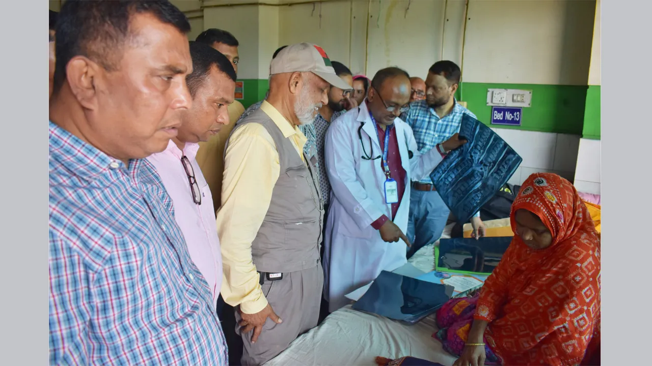 বগুড়ায় অসুস্থ ও অসহায় রোগীদের দেখতে হাসপাতালে সাবেক এমপি লালু