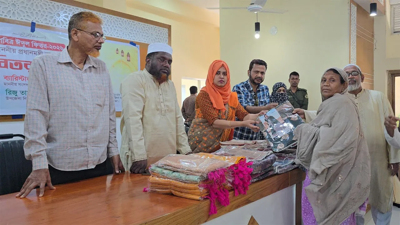 সাঁথিয়ায় প্রধানমন্ত্রীর ত্রাণ তহবিলের শাড়ি বিতরণ