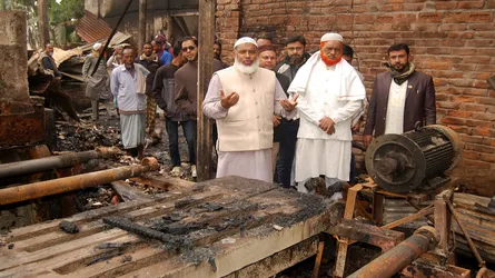 বগুড়ায় অগ্নিকাণ্ডে ক্ষতিগ্রস্থ পেপার মিল পরিদর্শন শেষে জামায়াতের সহায়তা
