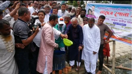 বগুড়ায় মাছের পোনা অবমুক্ত করলেন রিজভী আহমেদ