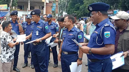 ছুরি-চাকু সন্ত্রাস রুখতে বগুড়া জেলা পুলিশের লিফলেট বিতরণ